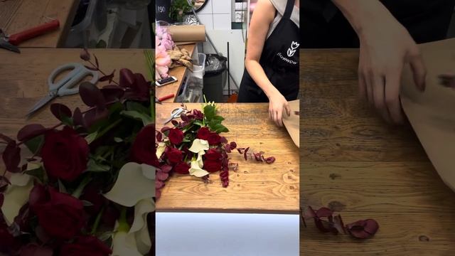 Как сделать букет из роз ,Калл ,эвкалипта в крафт бумагу #rose #roseflower #shortvideo
