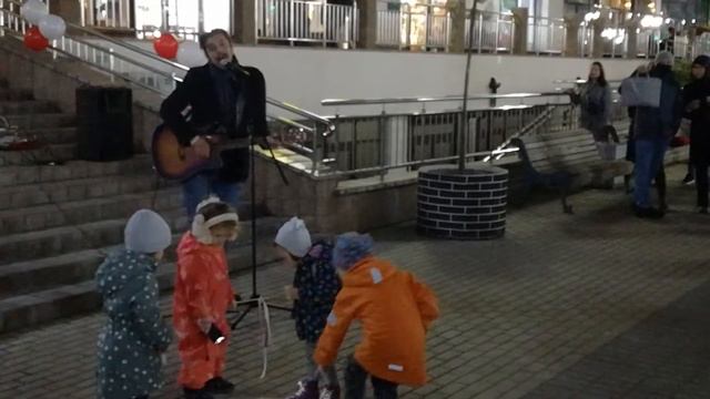Street musicians in Minsk Belarus / Уличные музыканты Минска - Самая грустная песня смотреть онлайн