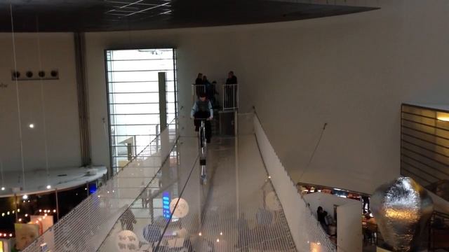 Юльчик катается на велосипеде по канату смотреть онлайн