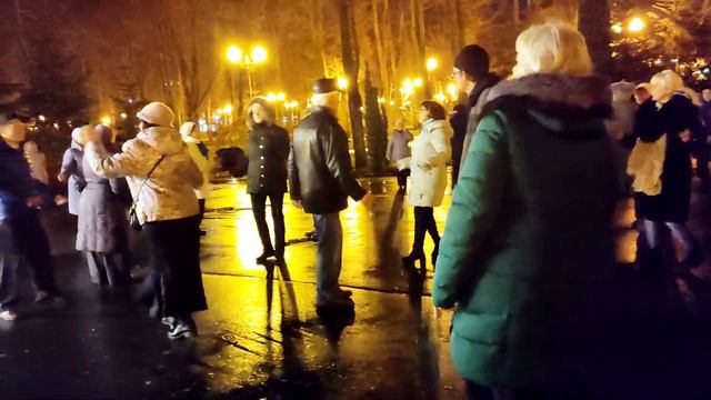 НИКОМУ НЕ ГОВОРИ, ЧТО СЧАСТЬЯ НЕТ!👍💃🕺/ТАНЦЫ В ПАРКЕ ГОРЬКОГО ХАРЬКОВ НОЯБРЬ 2021 смотреть онлайн