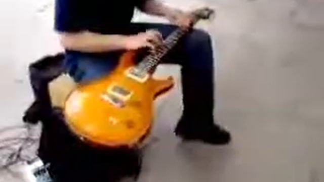 Парень на улице играет на гитаре красивая музыка Стефан Жубер смотреть онлайн