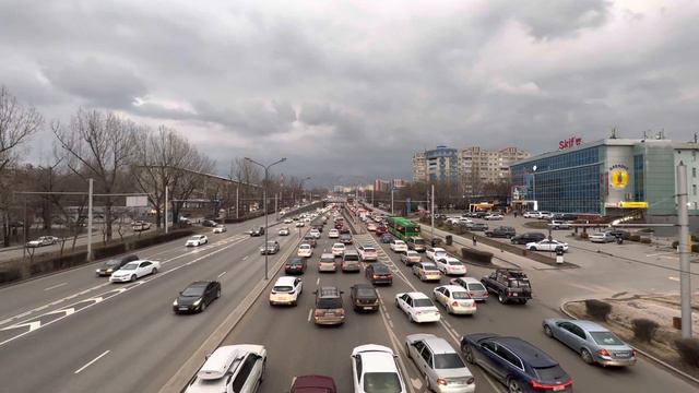 Любимый город Алматы. Движение на улице Саина. 8 марта 2023. Kazakhstan. Almaty. March 2023 смотреть онлайн