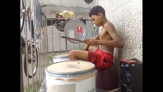 Tocando MC Bruninho (bateria improvisavel) смотреть онлайн
