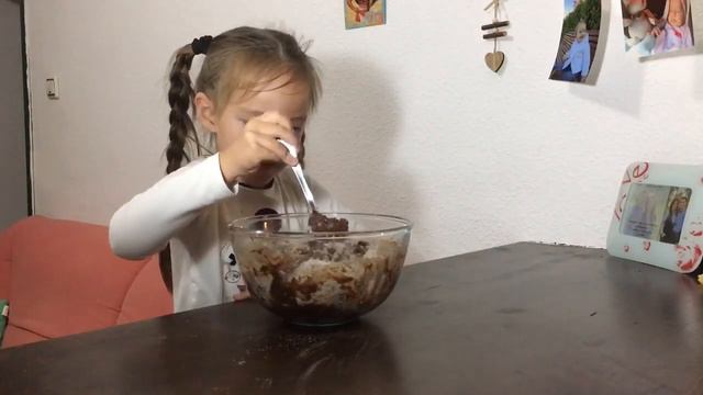 Аня - СЛАДКОЕЖКА или КАК испечь БРАУНИ. Готовим с ДЕТЬМИ вкусняшки смотреть онлайн