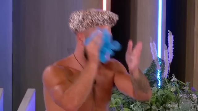 Paige Turley singing “show me love” on Love Island 2020 смотреть онлайн