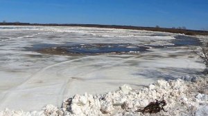 Ледоход на реке Вятка. Самое начало.