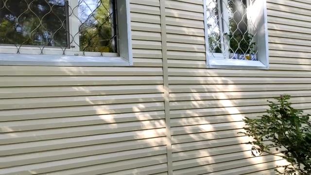 Видео о проведенном в июне 2022 года утеплении шва между 5 и 6 подъездами с обратной стороны дома. смотреть онлайн