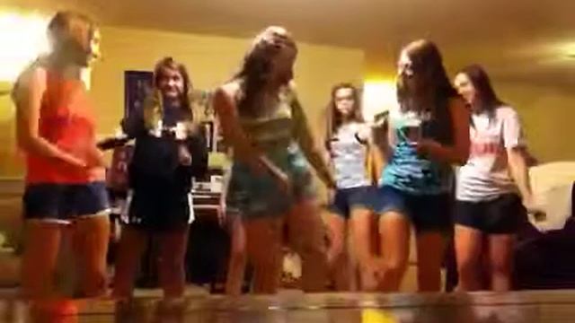 WIGGLE DANCE смотреть онлайн