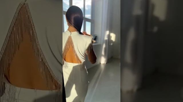 Стильное модное платье с открытой спиной?