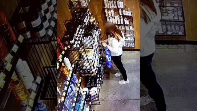 В Саратове 18-летняя девушка обокрала парфюмерный магазин смотреть онлайн