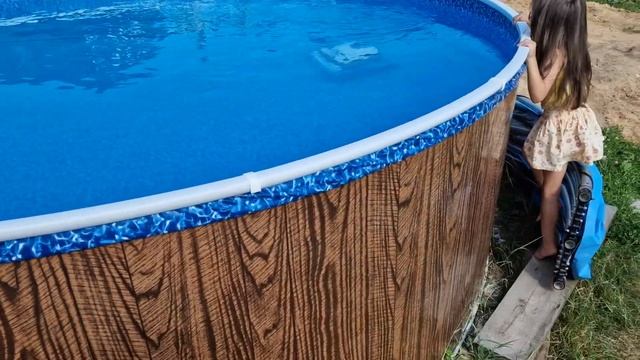 Робот пылесос для бассейна Maytronics Dolphin S100 смотреть онлайн