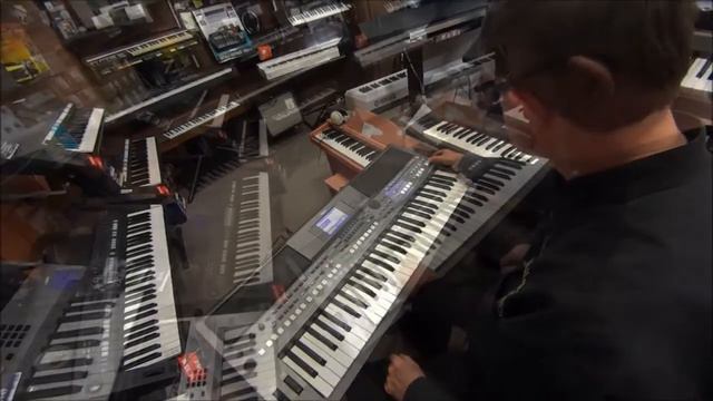 Leith Plays some sounds on the new Yamaha PSRS670 at Prestige Pianos & Organs смотреть онлайн
