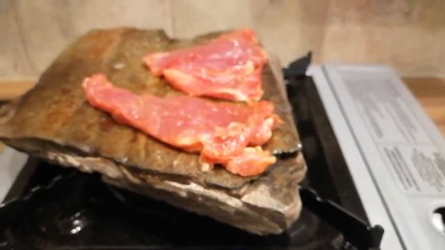 Мясо жарим на камне смотреть онлайн