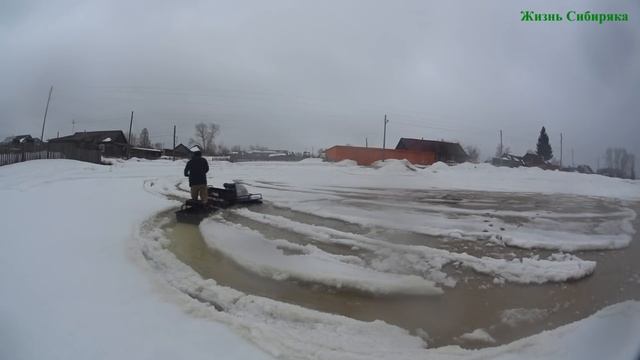 Мотобуксировщик Ураган Медведь по сырому снегу и воде / Прет как танк! смотреть онлайн