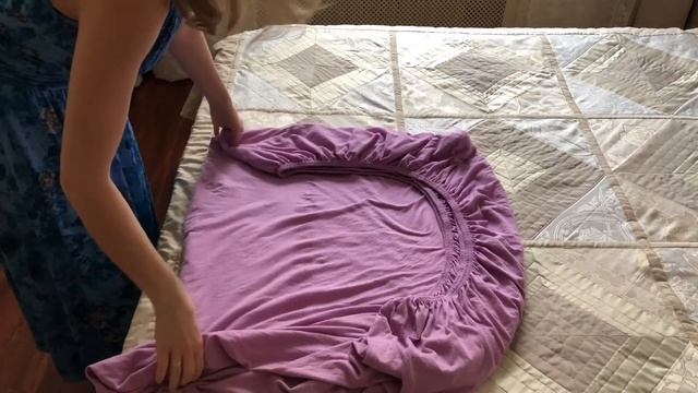 Как СЛОЖИТЬ ПРОСТЫНЮ НА РЕЗИНКЕ (трикотажную). Самый простой способ. смотреть онлайн