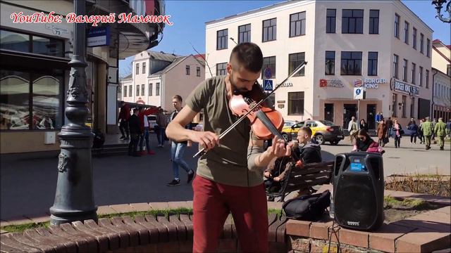 Классный скрипач играет на улице! смотреть онлайн