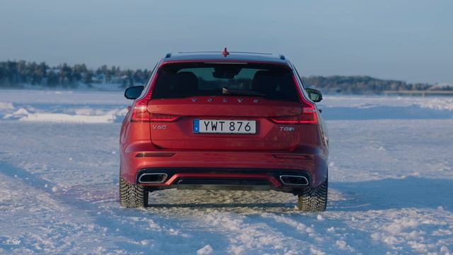 2019 Volvo V60 T8 Twin Engine | Ice Track Test смотреть онлайн