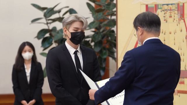 140921 Вручение дипломатических паспортов BTS президентом Южной Кореи смотреть онлайн