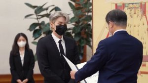 140921 Вручение дипломатических паспортов BTS президентом Южной Кореи