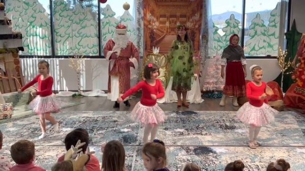 Новогодний утренник в Sunshine Studio по мотивам сказки «Двенадцать месяцев» 18 декабря 2021 г