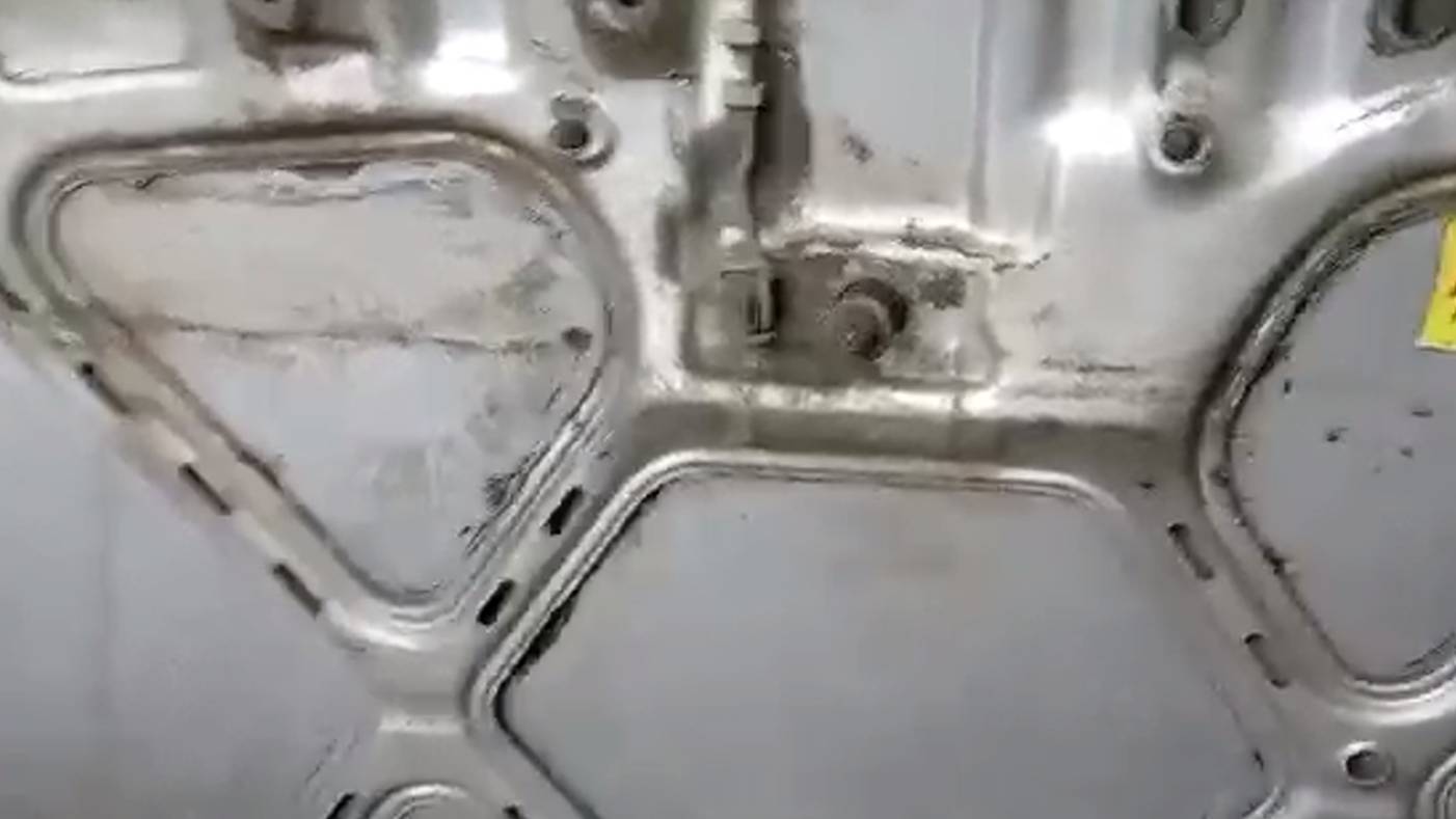 Почему не закрывается плотно капот машины! Ремонт авто.