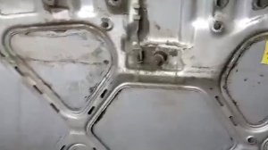 Почему не закрывается плотно капот машины! Ремонт авто.