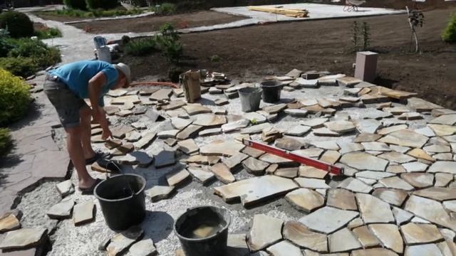 Мощение площадки камнем