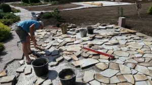 Мощение площадки камнем