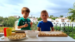 Дети готовят на кухне. Рецепты для детей. Веселые видео для детей.