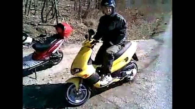 СМЕШНЫЕ МУЖИКИ ПИСЯЮТ И КАТАЮТСЯ НА МОПЕДАХ ПОД ФОНК!!! смотреть онлайн