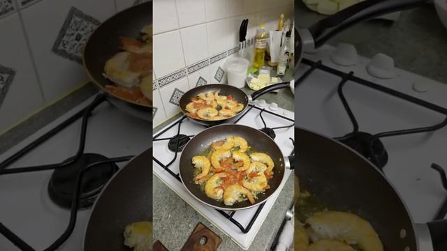 Креветки Jumbo King жареные на сковороде смотреть онлайн