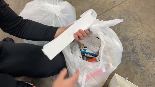 FOUND AIRPODS PRO!! APPLE STORE DUMPSTER DIVING!! смотреть онлайн