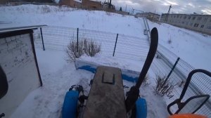 Стареньки МТЗ-82.1 и новый универсальный отвал. Чистим дорогу и территории.