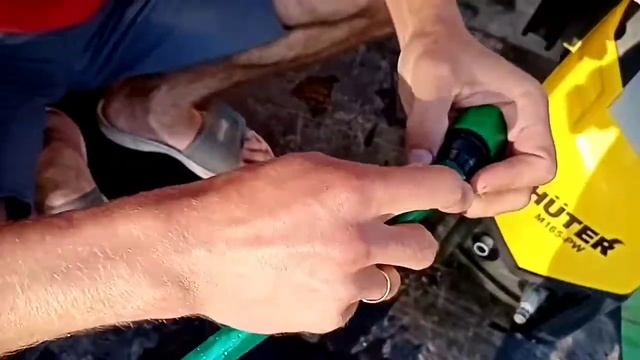 Подключение мойки высокого давления HUTER M165-PW к шлангу с водой.