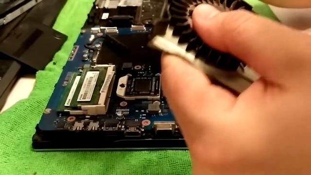 Как разобрать ноутбук samsung NP300V5A. (disassemble Samsung NP300V5A) смотреть онлайн