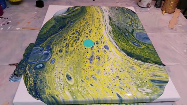 Fluid painting dancing cup on large canvas in Navy, Yellow and White смотреть онлайн