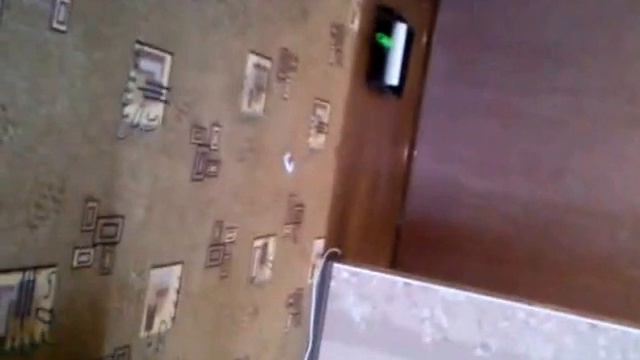 Снимаю папу на видео, как он снимает обои. смотреть онлайн