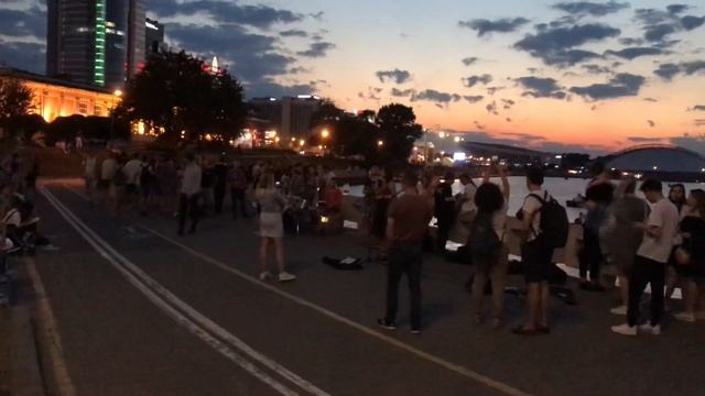Minsk Belarus, это просто чудо! Как же они поют! Немига. Люди поют на улице, уличные музыканты смотреть онлайн