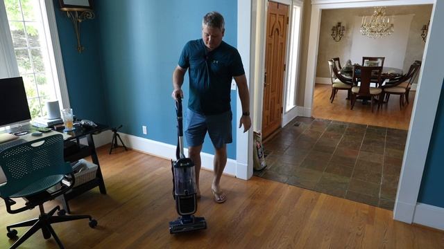 Shark Navigator Swivel Pro Initial Impressions смотреть онлайн