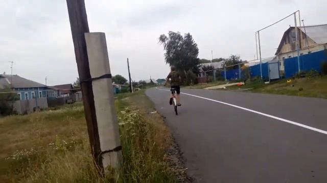 Пацан делает трюки на велосипеде смотреть онлайн