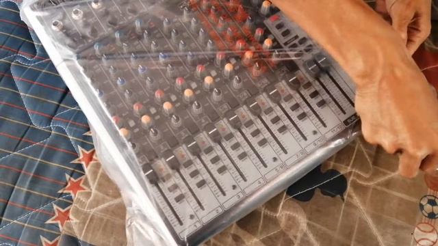 Behringer Xenyx X1222USB Premium 16Input 2 2-Bus Mixer with USB Audio Interface смотреть онлайн