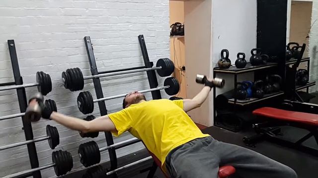 разведение гантелей на наклонной скамье смотреть онлайн