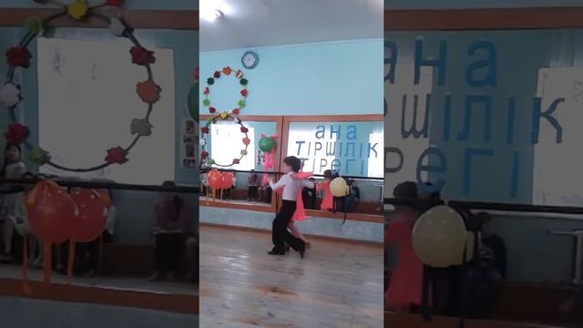 Дети 6 лет танцуют самбу на уроке танцев. смотреть онлайн