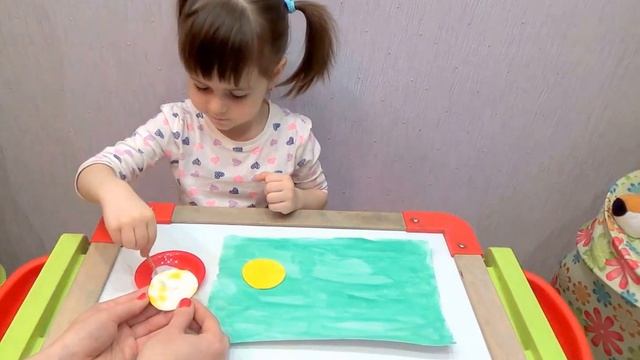 Жёлтые цыплятки на лужайке. Поделка для малышей из ватных дисков. смотреть онлайн