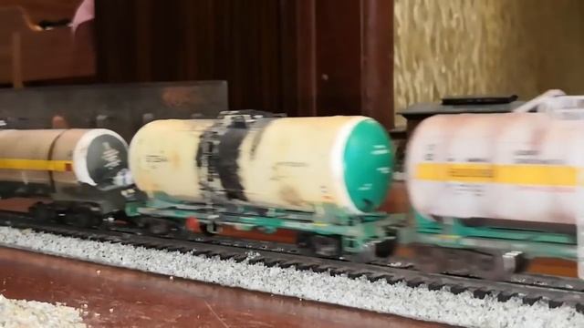 2ТЭ10 и цистерны 35 вагонов. (28 октября 2018 г.) смотреть онлайн