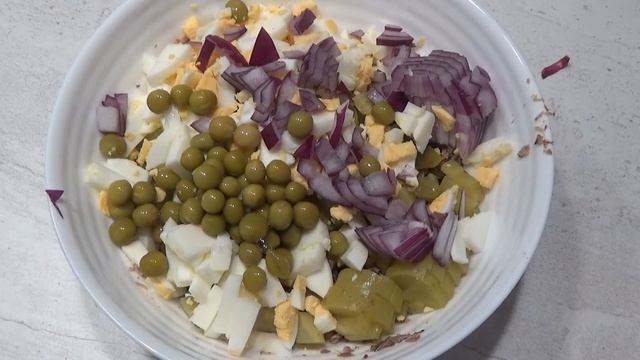 Когда найдется дома баночка РЫБНЫХ КОНСЕРВОВ, готовлю этот простой салат на скорую руку смотреть онлайн