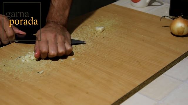 Как эффектно давить чеснок без чеснокодавилки смотреть онлайн