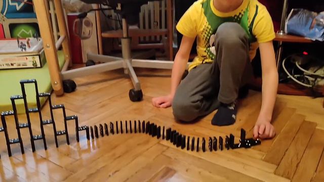 Длинная цепная реакция из домино. смотреть онлайн