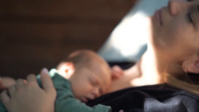 КАК УЛОЖИТЬ РЕБЕНКА СПАТЬ | Укачиваю ребенка кладу в кроватку сразу плачет смотреть онлайн