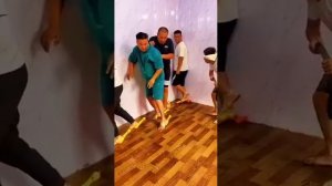 Прикол. Мужик с закрытыми глазами с ремнём бьёт мужчин